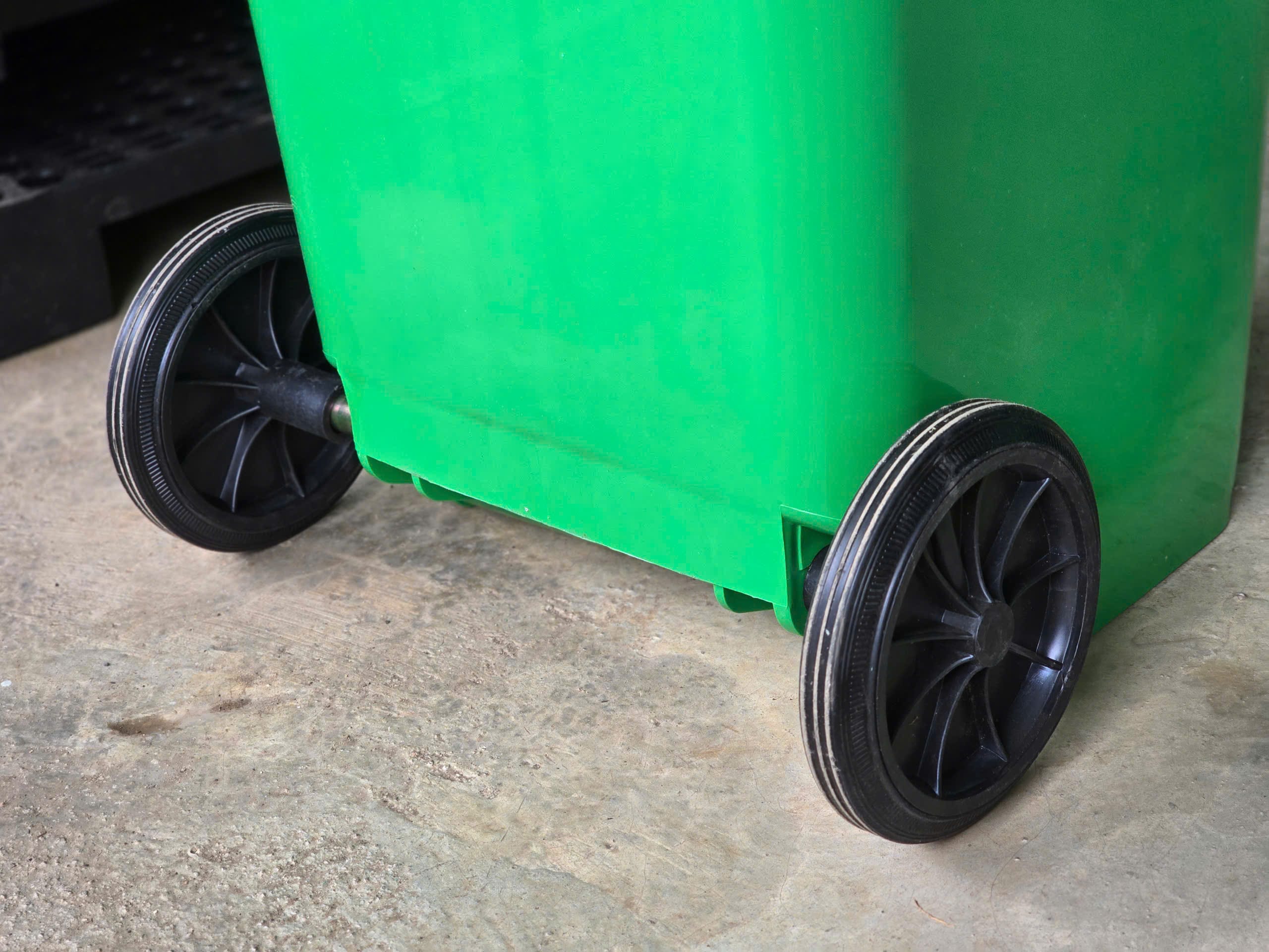 thùng rác 120 lít 2 bánh xe cao su đúc đặc