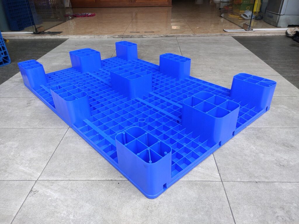 Pallet nhựa mặtkín 9 chân