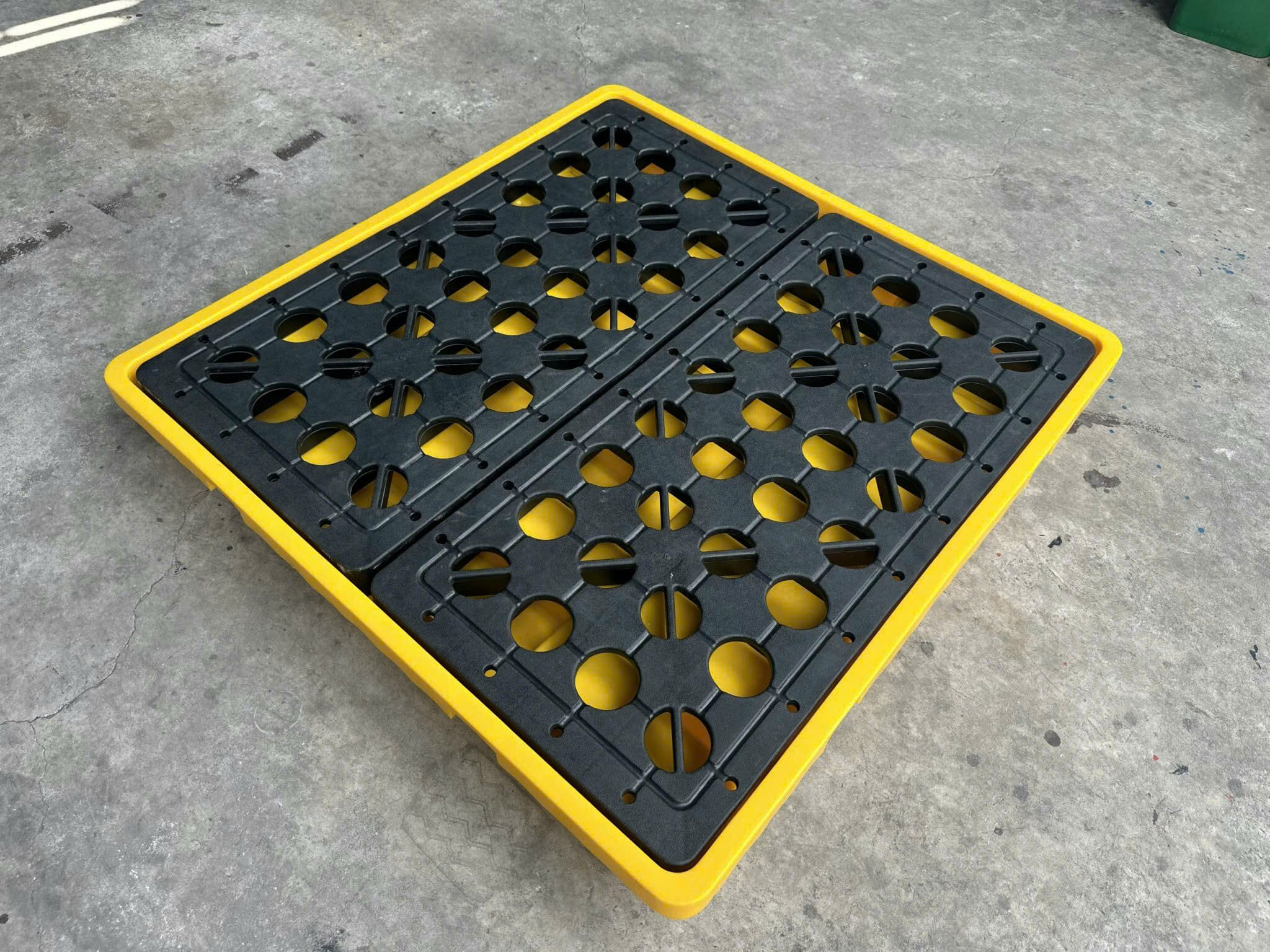 Pallet chống tràn – Pallet chống tràn 4 phuy thấp – Pallet nhựa