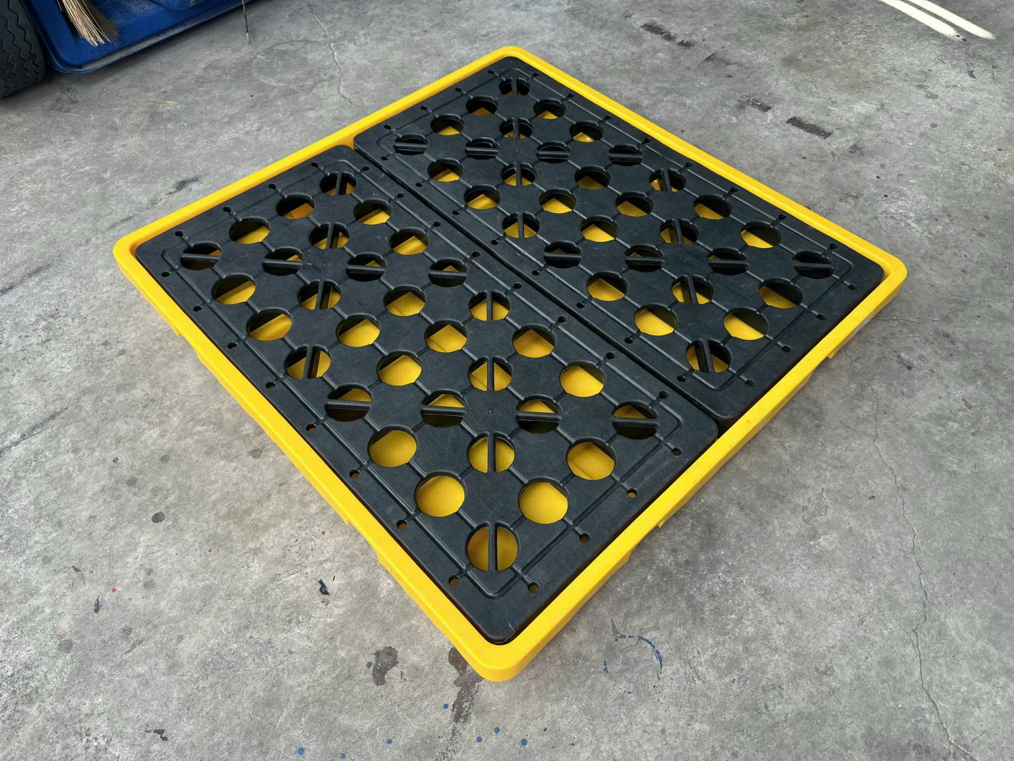 Pallet chống tràn – Pallet chống tràn 4 phuy thấp – Pallet nhựa